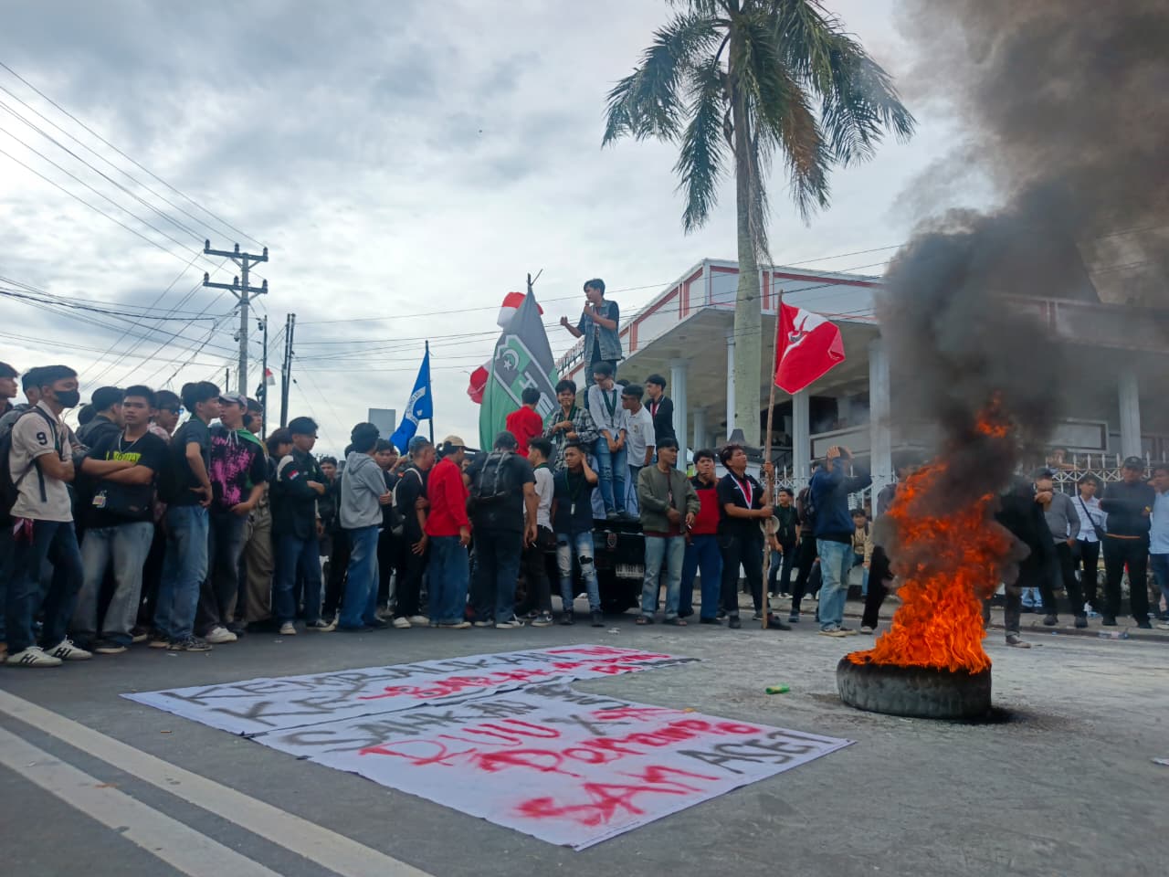 Mahasiswa Tri Muda Demo DPRD Bengkulu, Bakar Ban hingga Siapkan Tali Tambang