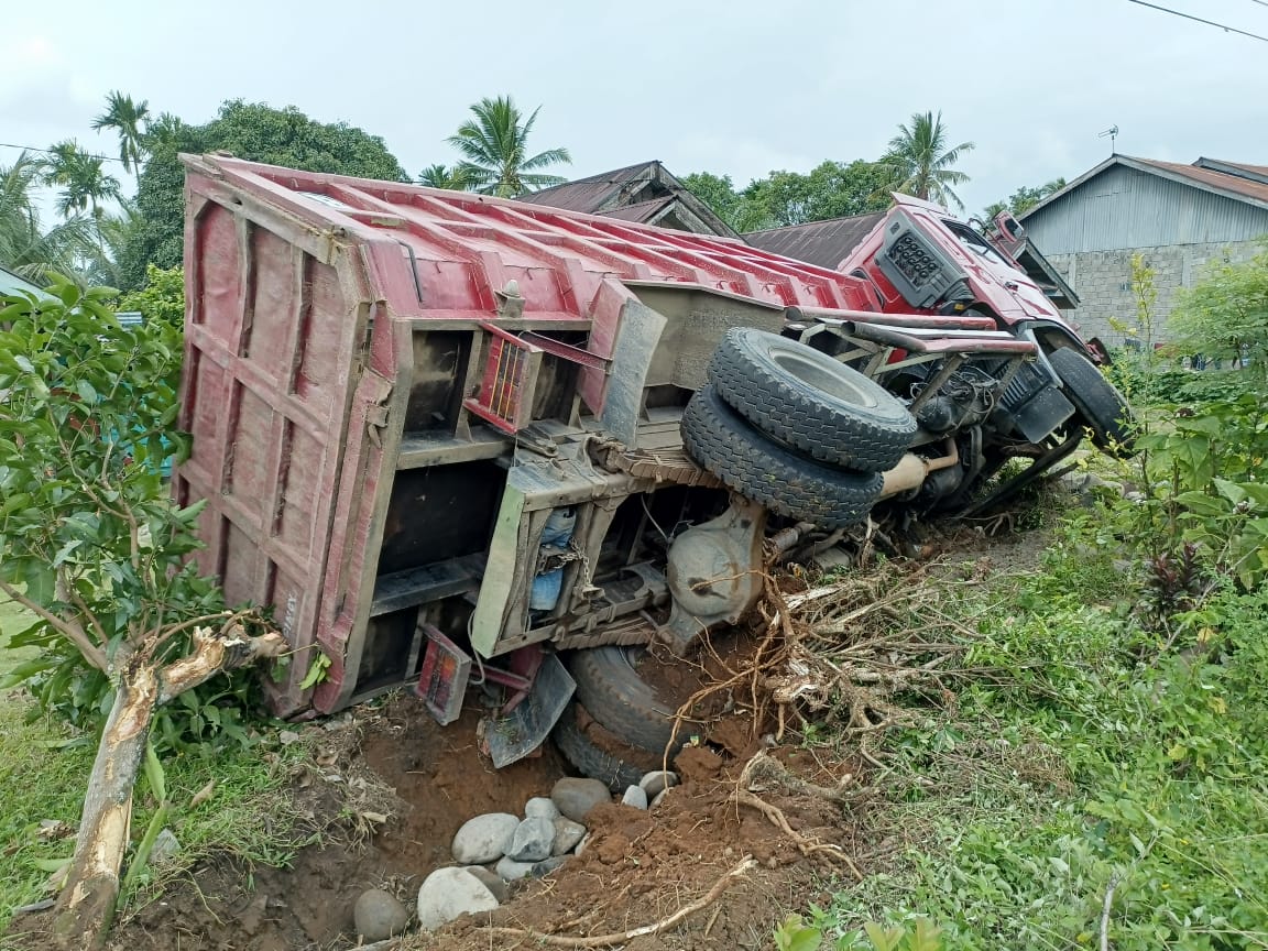 Rem Blong, Truk Material Jungkir Balik