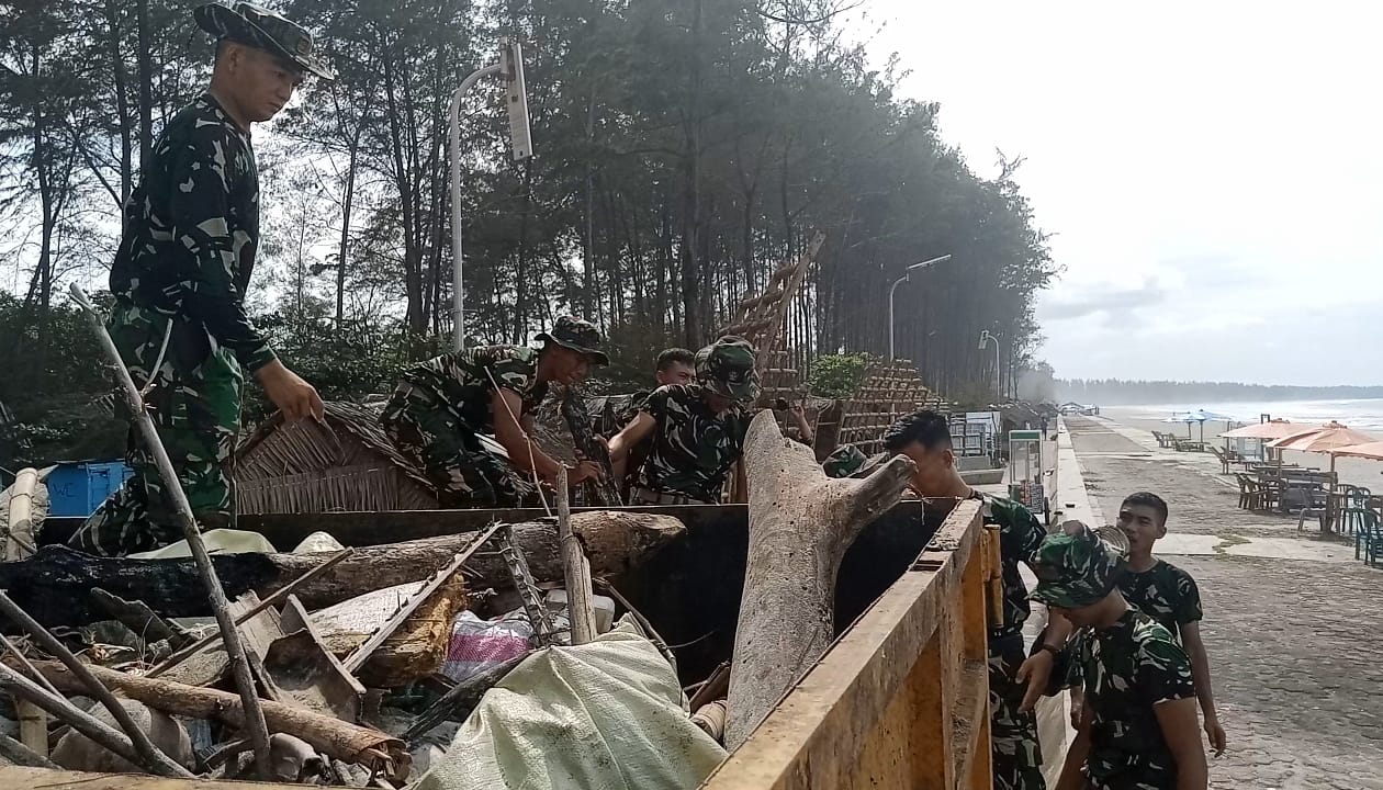 ASN Pemprov Bengkulu Bersama TNI/Polri Bersihkan Pantai Panjang dari Sampah Pengunjung Nataru