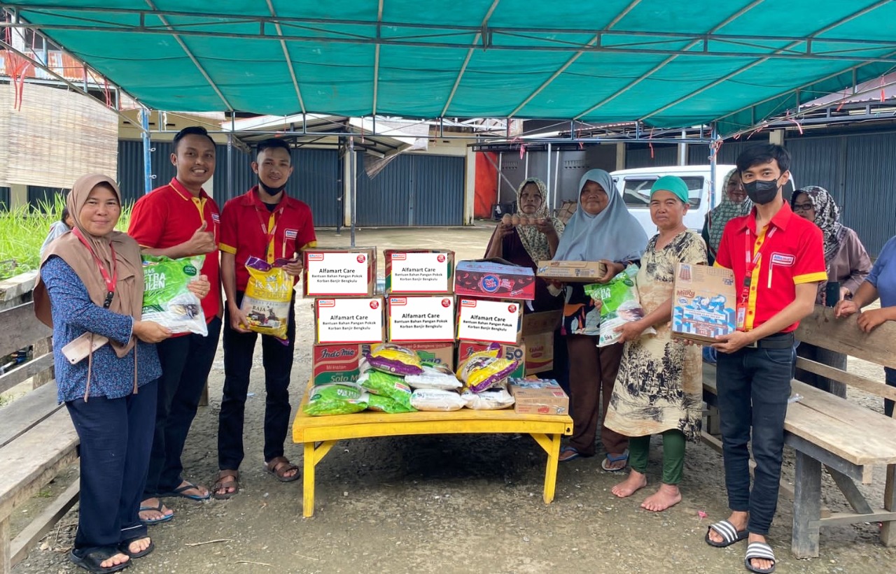 Alfamart Alirkan Bantuan untuk Korban Banjir Bengkulu