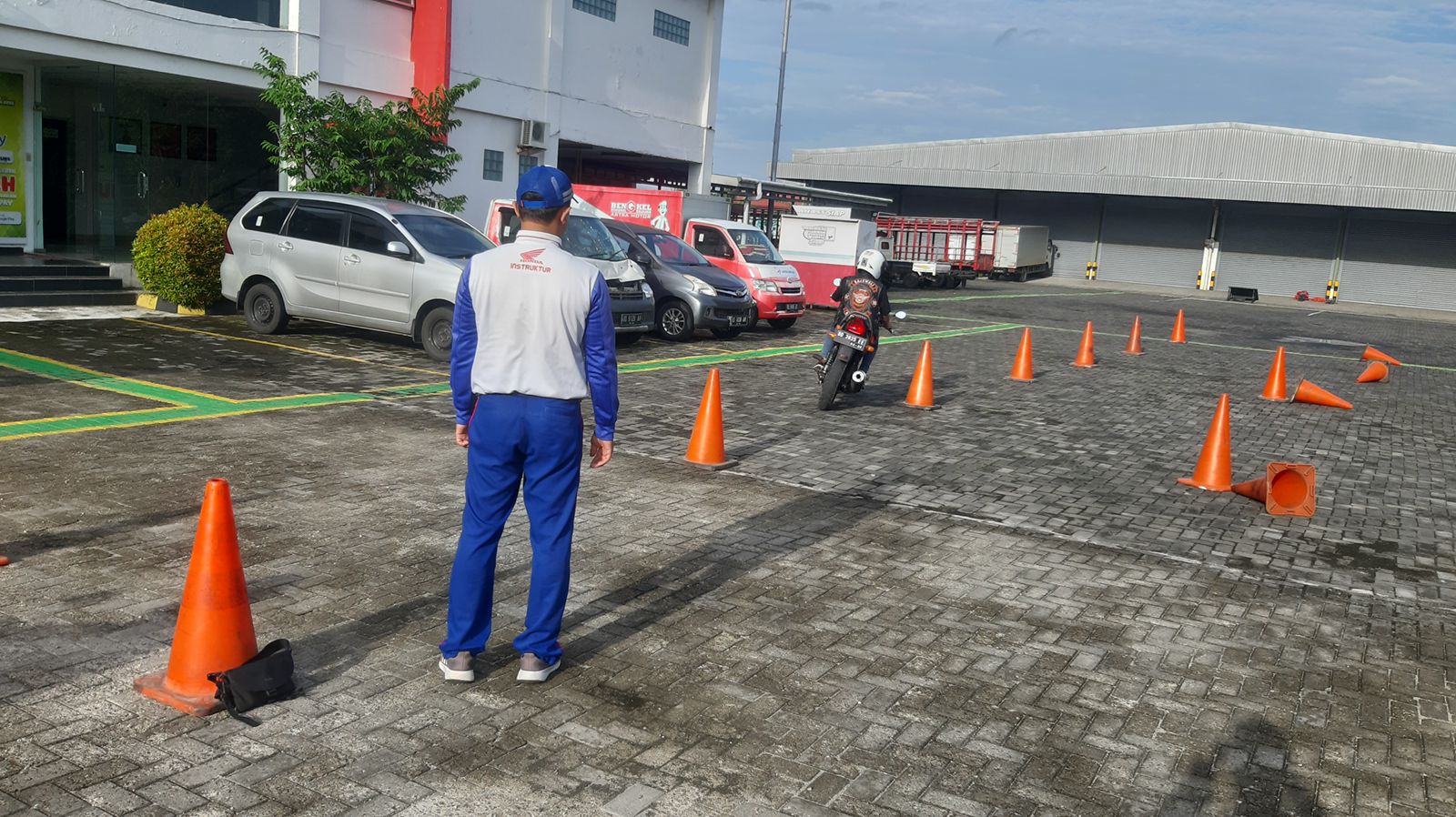 Teknik Lean With The Bike, Teknik Menikung Aman di Jalan Raya