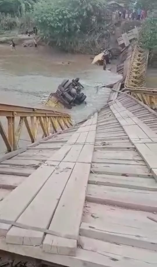 Jembatan Paku Haji di Bengkulu Tengah Ambruk, 2 Unit Dumptruck Terjun ke Sungai