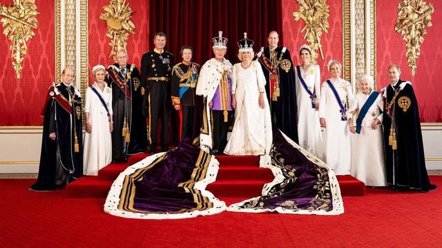 Tanpa Prince Harry, King Charles III dan Ratu Camilla Rilis Potret Resmi Acara Penobatan!