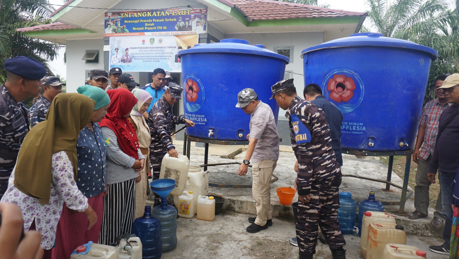 Lanal Bengkulu Salurkan Air Bersih Bantu Masyarakat Pesisir di Kabupaten Benteng
