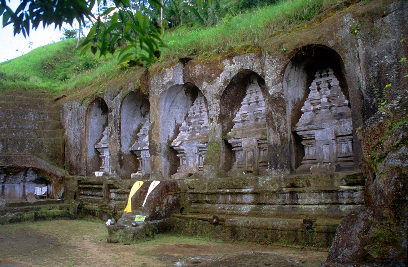 Misteri Keangkeran Gunung Kawi