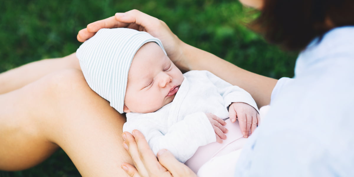 Menurut Para Ahli, Begini 10 Cara Menjemur Bayi yang Benar
