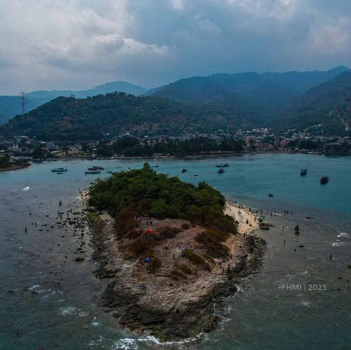 Berkunjung ke Pulau Merak Kecil, Pulau Tak Berpenghuni, Menyuguhkan Panorama Alam Menakjubkan 