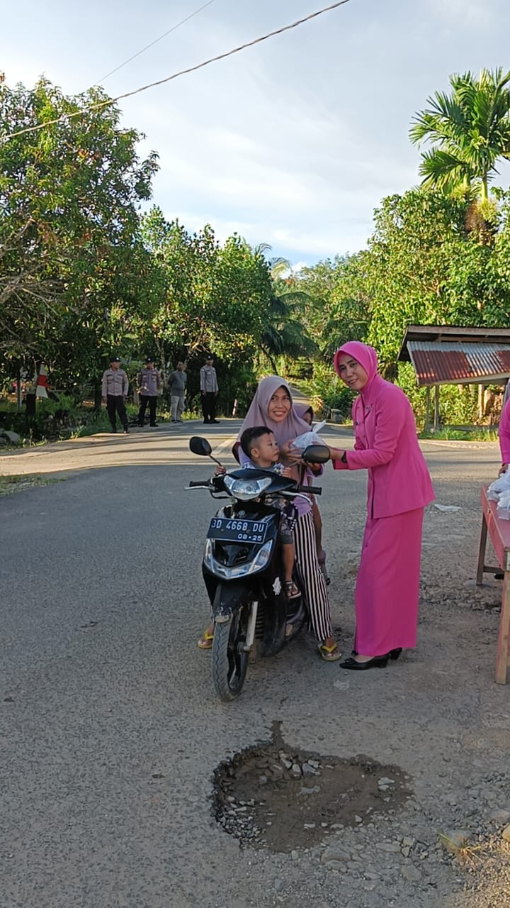 Bersama Bahayangkari, Polsek Napal Putih Sosialisasi Kamtibmas dan Bagi Takjil