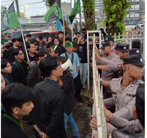 Niat Temui Jokowi, Puluhan Pendemo dari HMI Cabang Bengkulu 'Dikurung' Polisi 