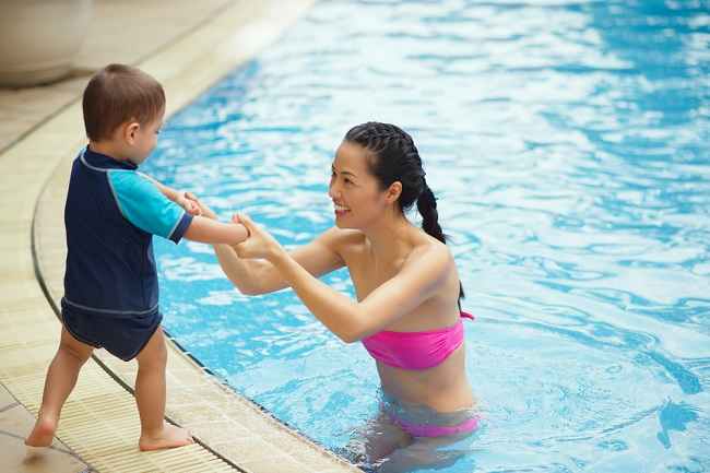 Yuk Simak! Ini Tips Cara Aman Berenang dengan Anak