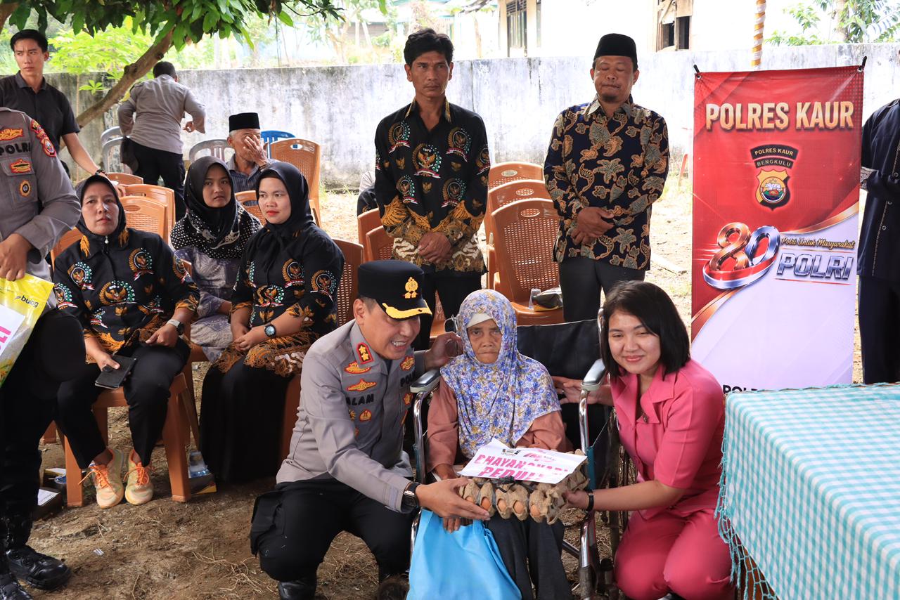 Tembus Desa Terisolasi, Polres Kaur Salurkan Bansos HUT Bhayangkara ke-80