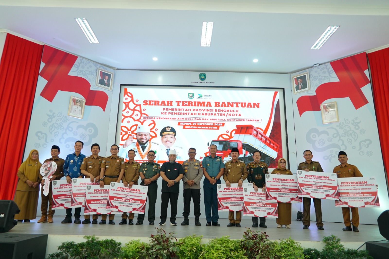 Pemda Terima  Bantuan Kendaraan Pengangkut Sampah dan Bak Arm Roll dari Gubernur Bengkulu