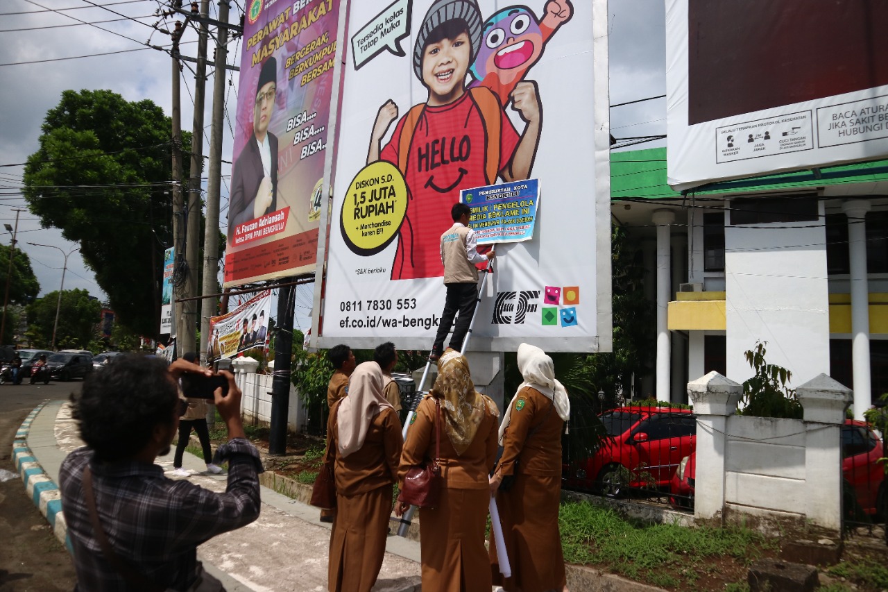 Reklame Besar Tak Berizin di Kota Bengkulu Dipasang Papan Peringatan