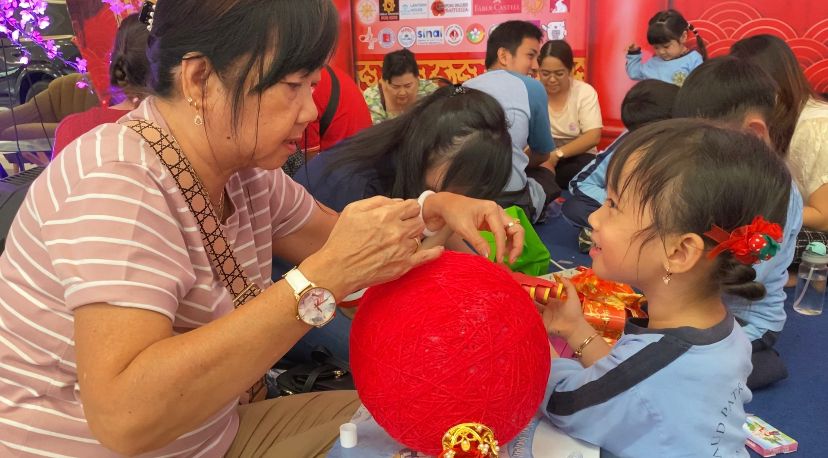 Bangun Kreativitas Anak dan Orang Tua Lewat Pembuatan Lampion  