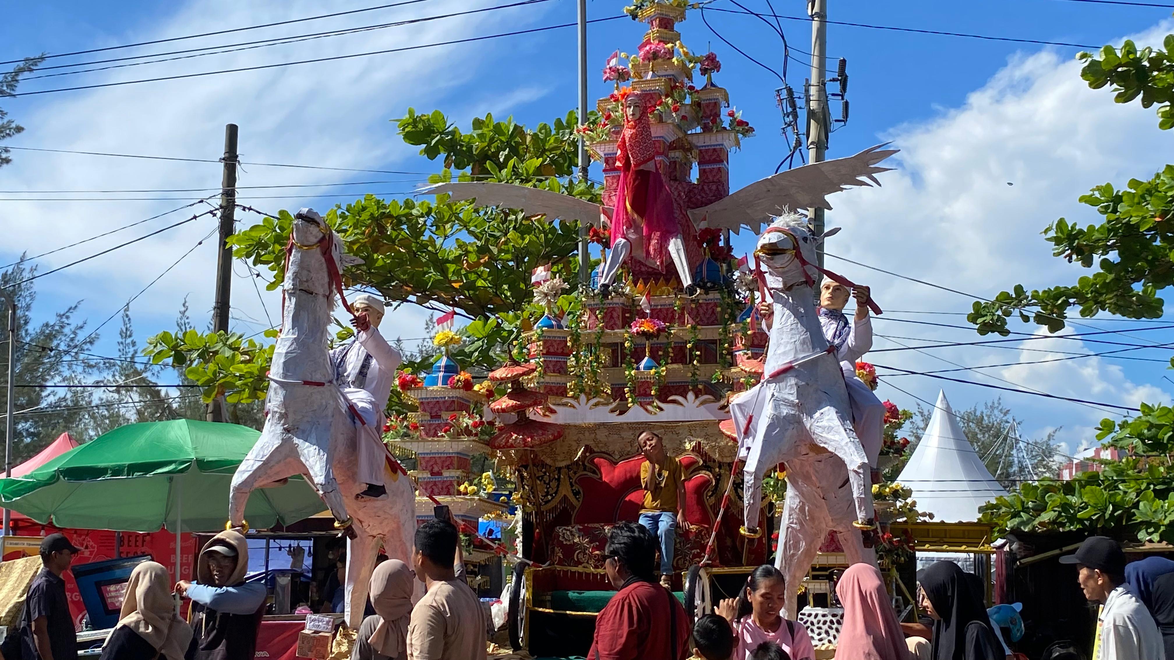Tabut Kebudayaan dari Berbagai Instansi Ramaikan Festival Tabut Bengkulu 2025