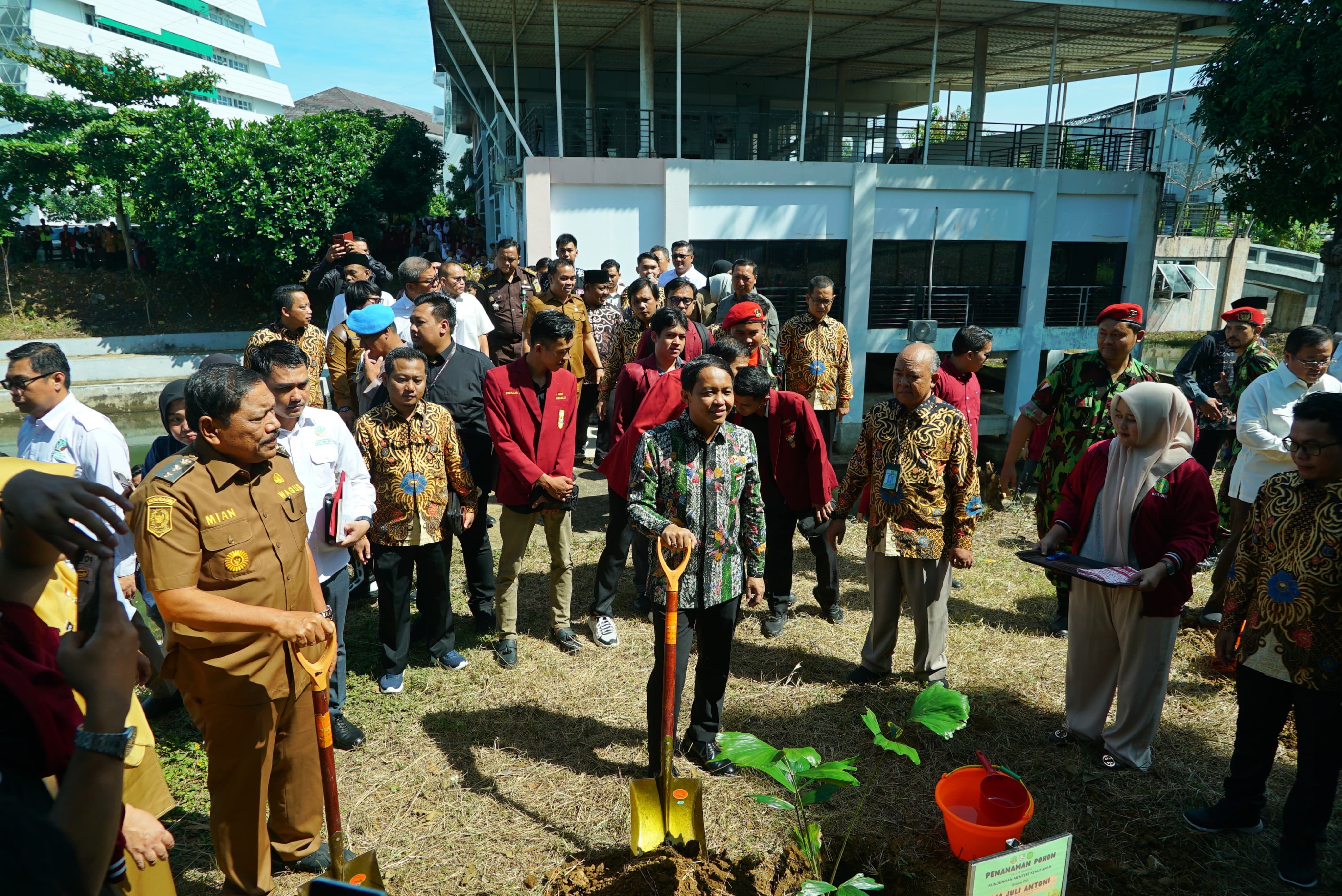 Wagub Bengkulu dan Menteri KLHK Tanam Pohon di Kampus UMB, Wujudkan Peduli Lingkungan