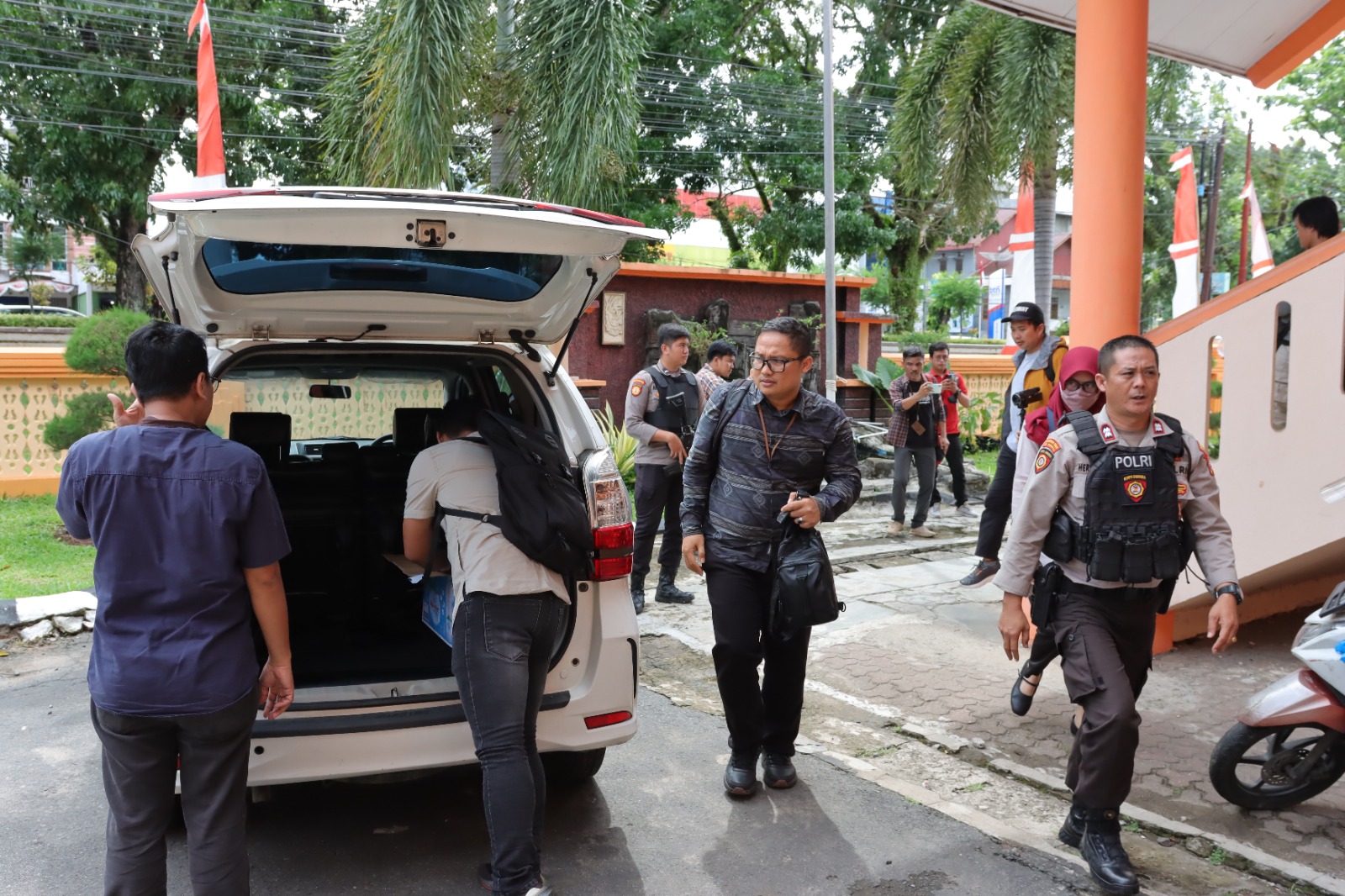 Geledah Kantor Dikbud Provinsi Bengkulu, KPK Bawa Dus Diduga Berisi Dokumen Penting