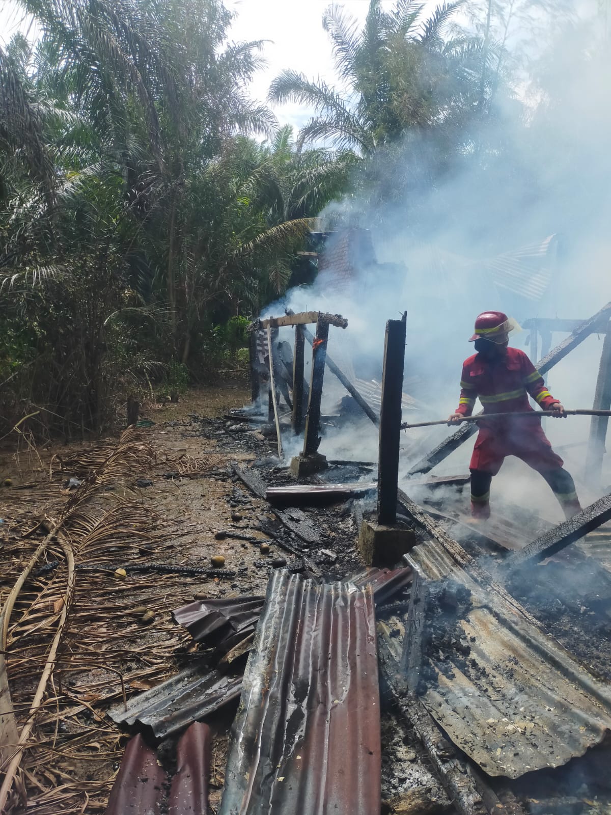Damkar Kerahkan Tiga Unit Mobil, Berjibaku Padamkan Api di Rumah Warga Rawa Makmur