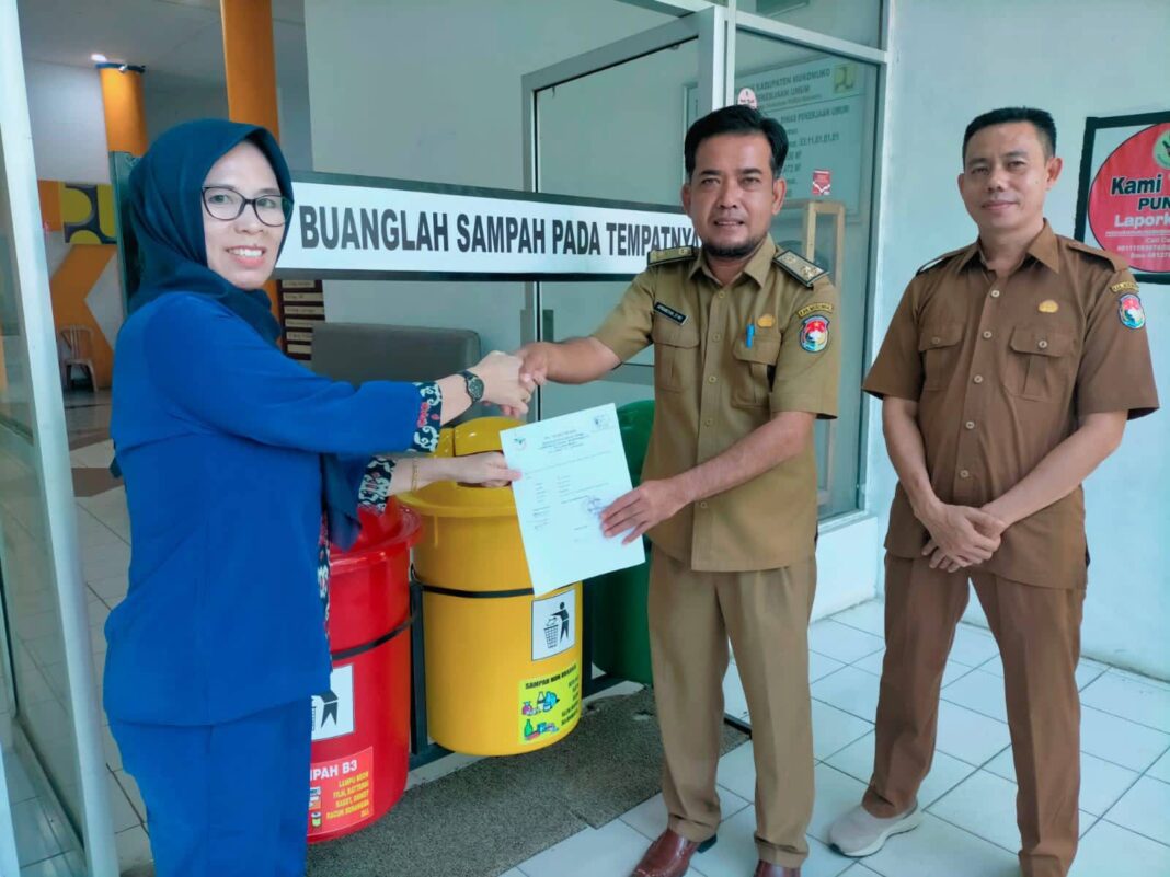 Wujud Kepedulian Lingkungan, PT Agro Muko Serahkan Empat Set Tong Sampah ke Pemkab Mukomuko