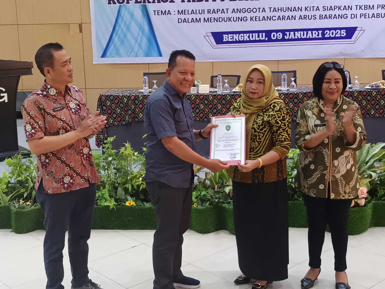 RAT Tepat Waktu, TKBM Pulau Baai Dapat Penghargaan Koperasi Terbaik di Bengkulu