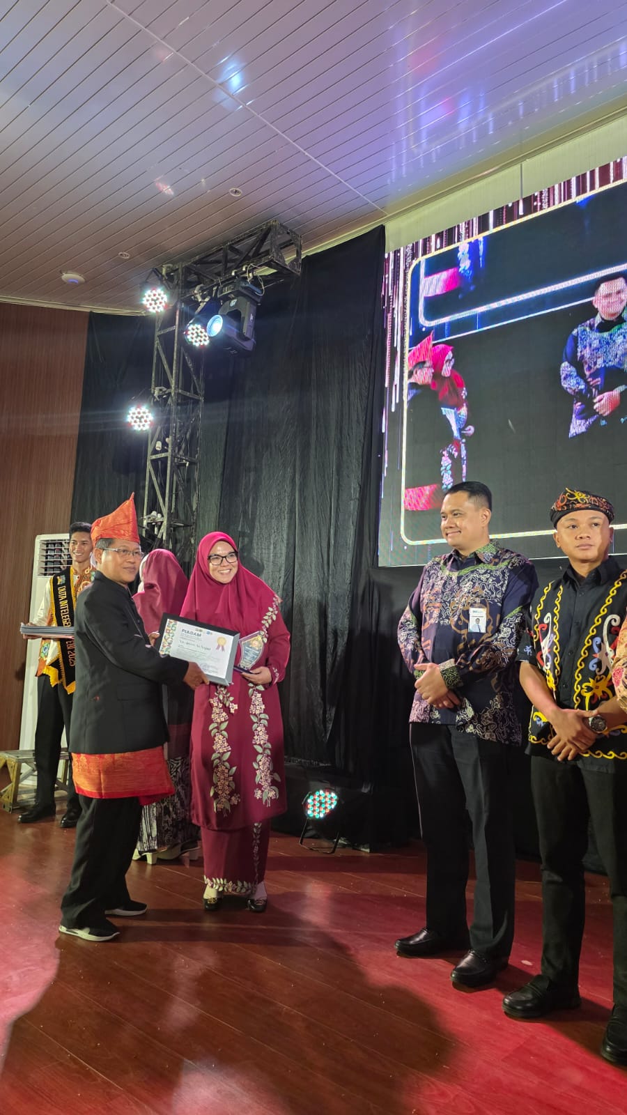 Sosok Inspiratif dari Mayraa Montessori dan Humairaa Madrasahku, Dr. Rina Raflesia Terima Penghargaan UIN FAS