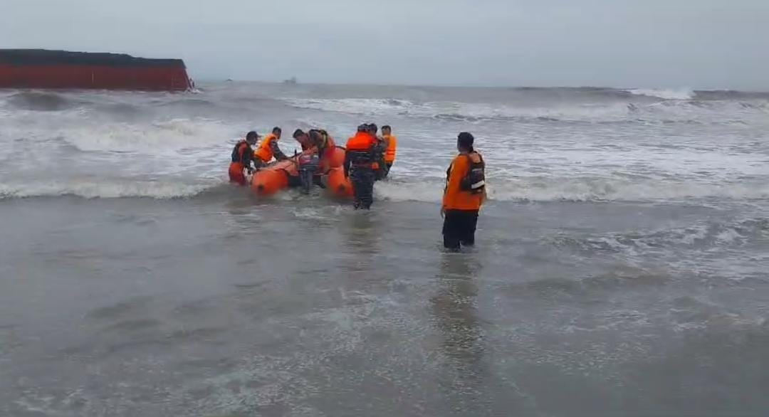 Dihantam Ombak, Kapal Titan 33 Alami Kecelakaan di Lentera Merah, 10 Korban Berhasil Dievakuasi