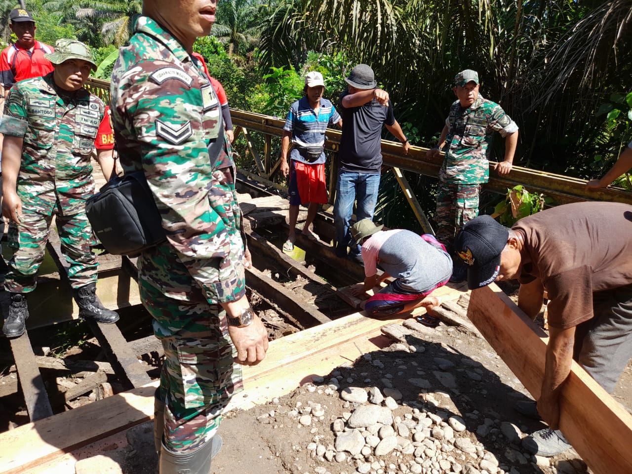Aksi Cepat TNI Gotong Royong Bersama Warga Perbaiki Jembatan yang Rusak