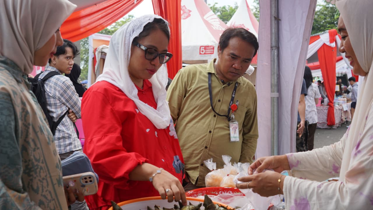 Borong Jajanan Pasar Ramadan , Destita Khairilisani Angkat UMKM Lokal