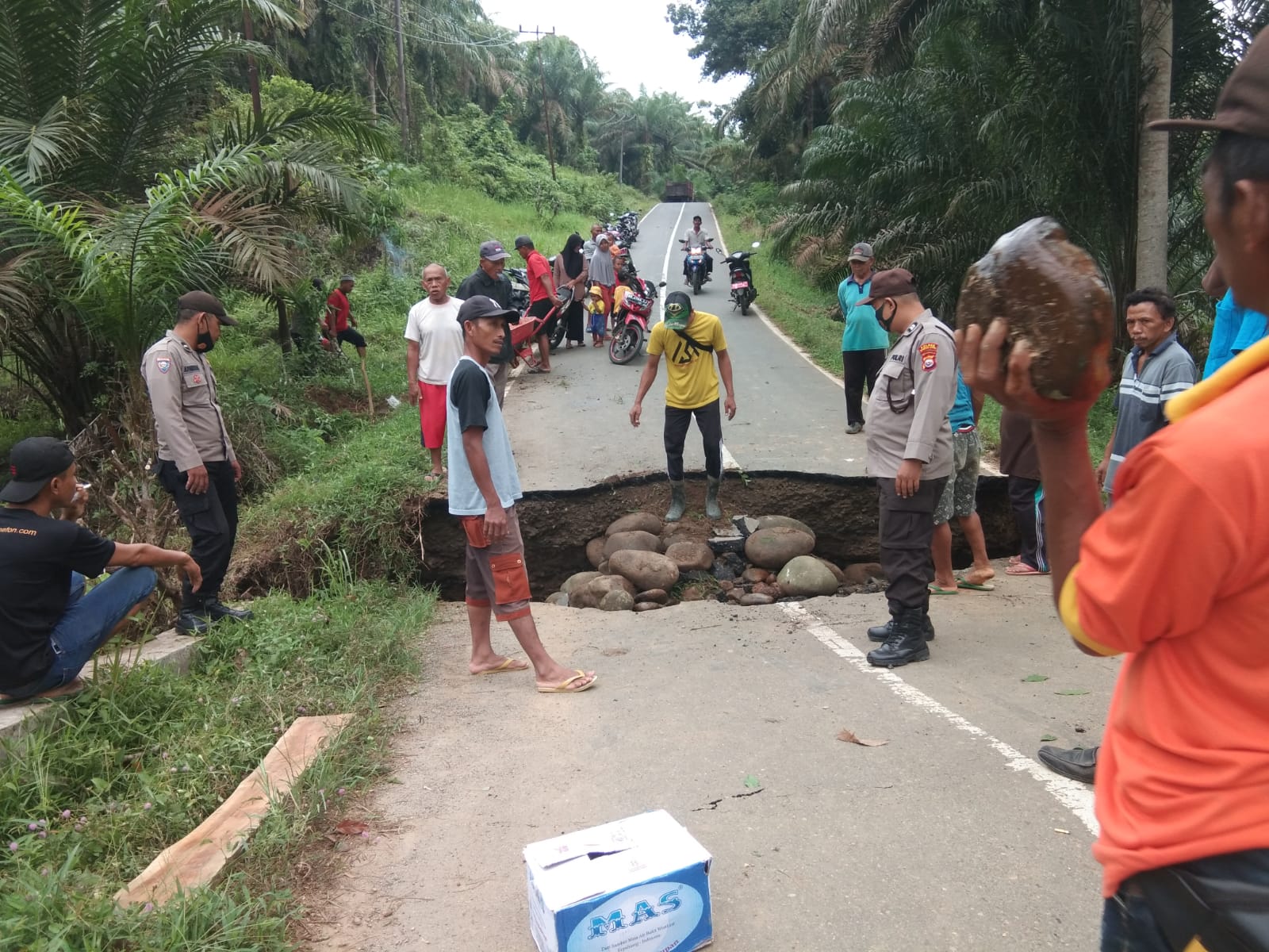 Gorong-Gorong Patah, Jalan Lintas Desa Wonoharjo - Suka Makmur Ambles