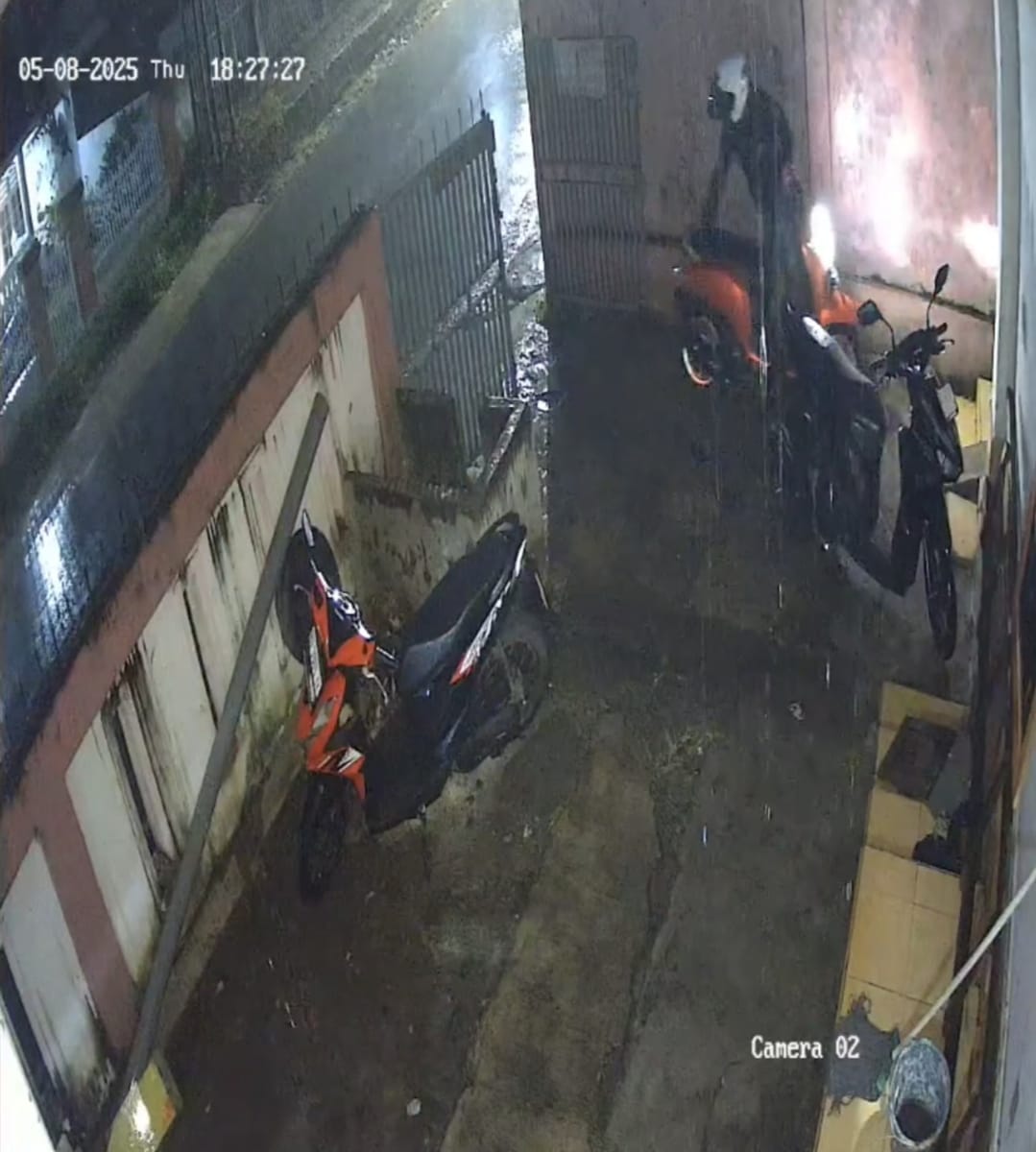 Terekam CCTV, Dua Pria Gasak Motor Mahasiswi di Kosan Amelia Saat Hujan Deras
