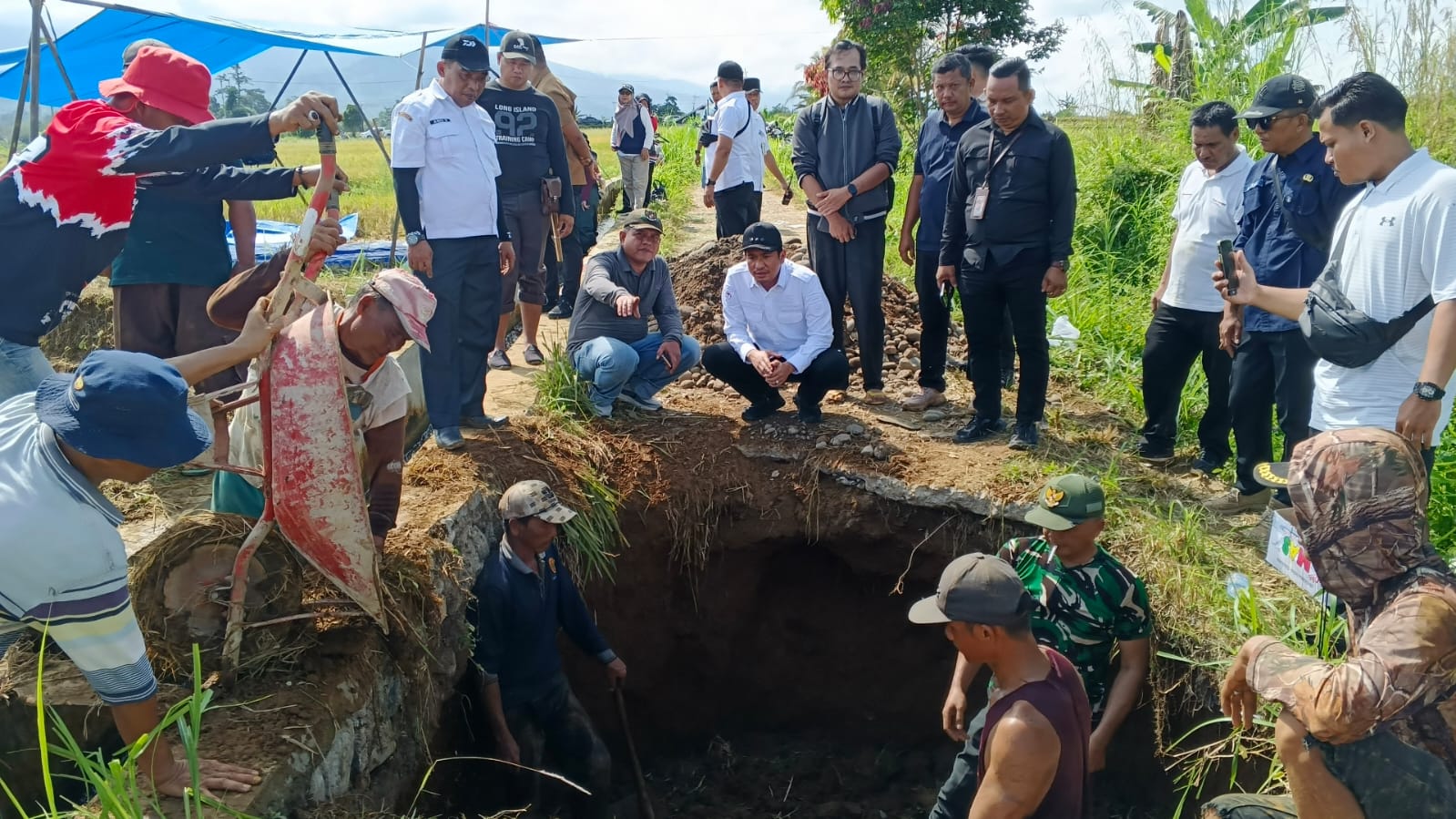 Bupati Bengkulu Utara Tinjau Jalan Amblas, Perbaikan Permanen Diusulkan di APBD Perubahan 2026