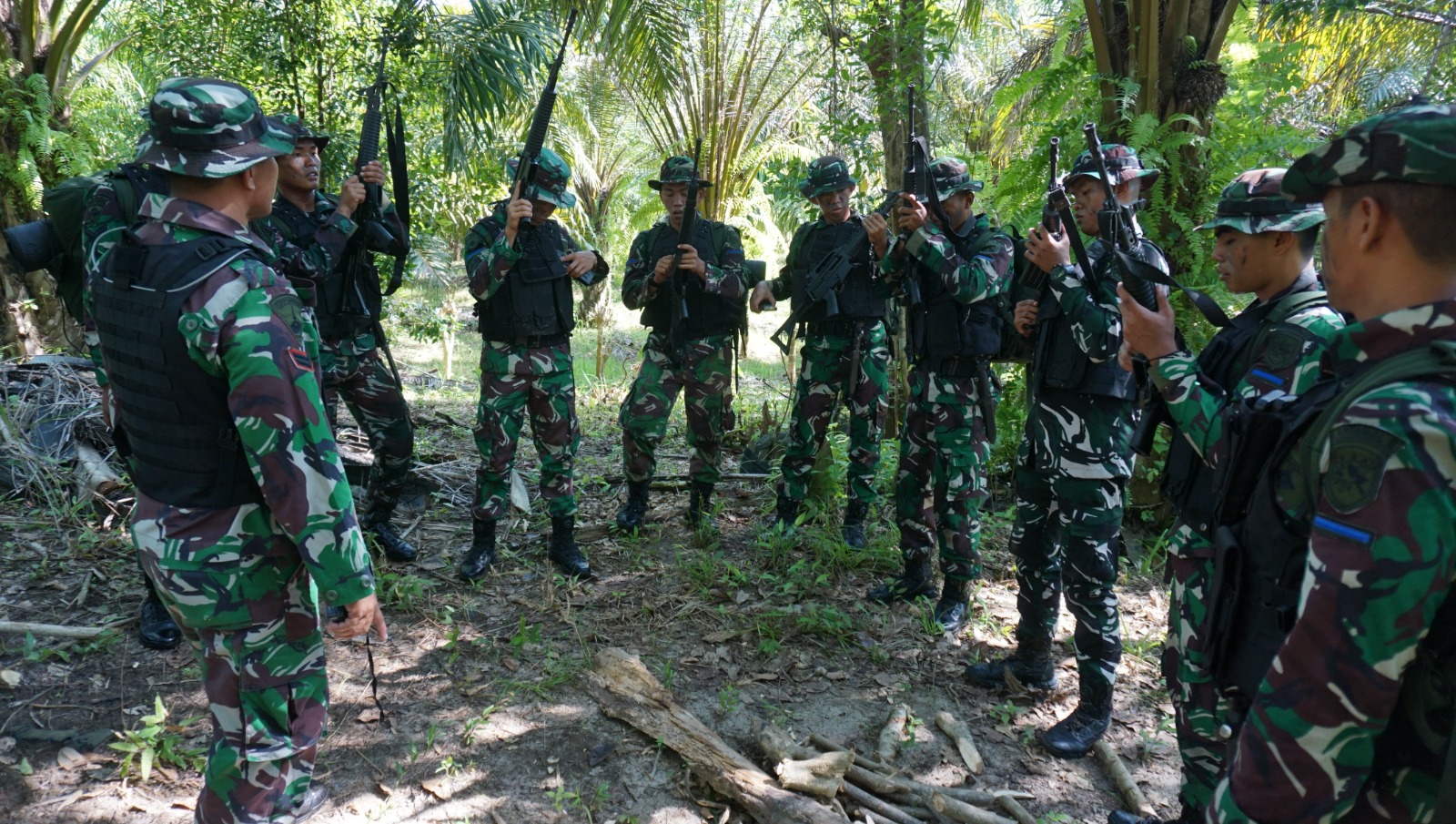 Prajurit Lanal Bengkulu Latihan Patroli Pengamanan Tapal Batas    