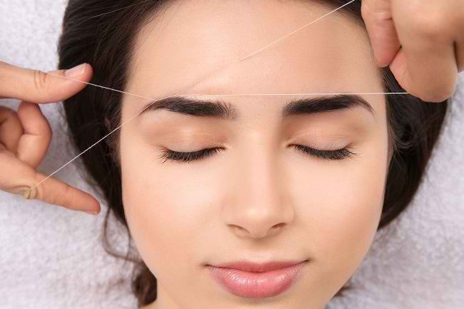 Tertarik Threading Alis? Ketahui Fakta Perawatan Kecantikan Ini