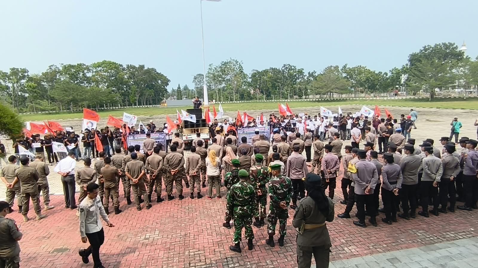Demo di Kantor Bupati, Buruh Mukomuko Tuntut UMK 2027 Naik 7,5-9 Persen