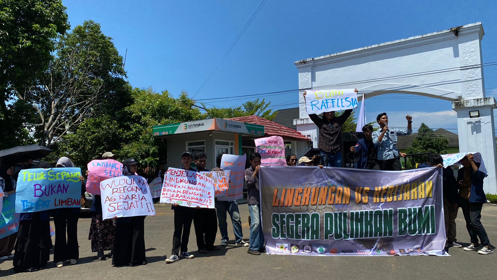 Hari Bumi, Mahasiswa dan Aktivis Lingkungan Gelar Aksi Unjuk Rasa di Sekretariat DPRD Provinsi Bengkulu