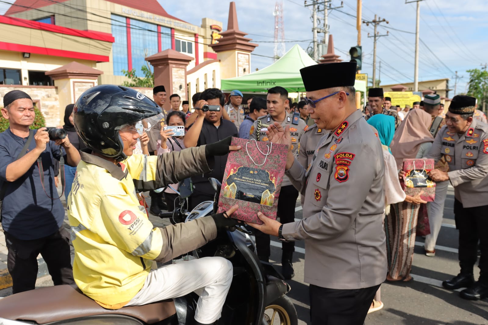 Polda Bengkulu dan Insan Pers Gelar Buka Puasa Bersama dan Bagikan 2.550 Takjil