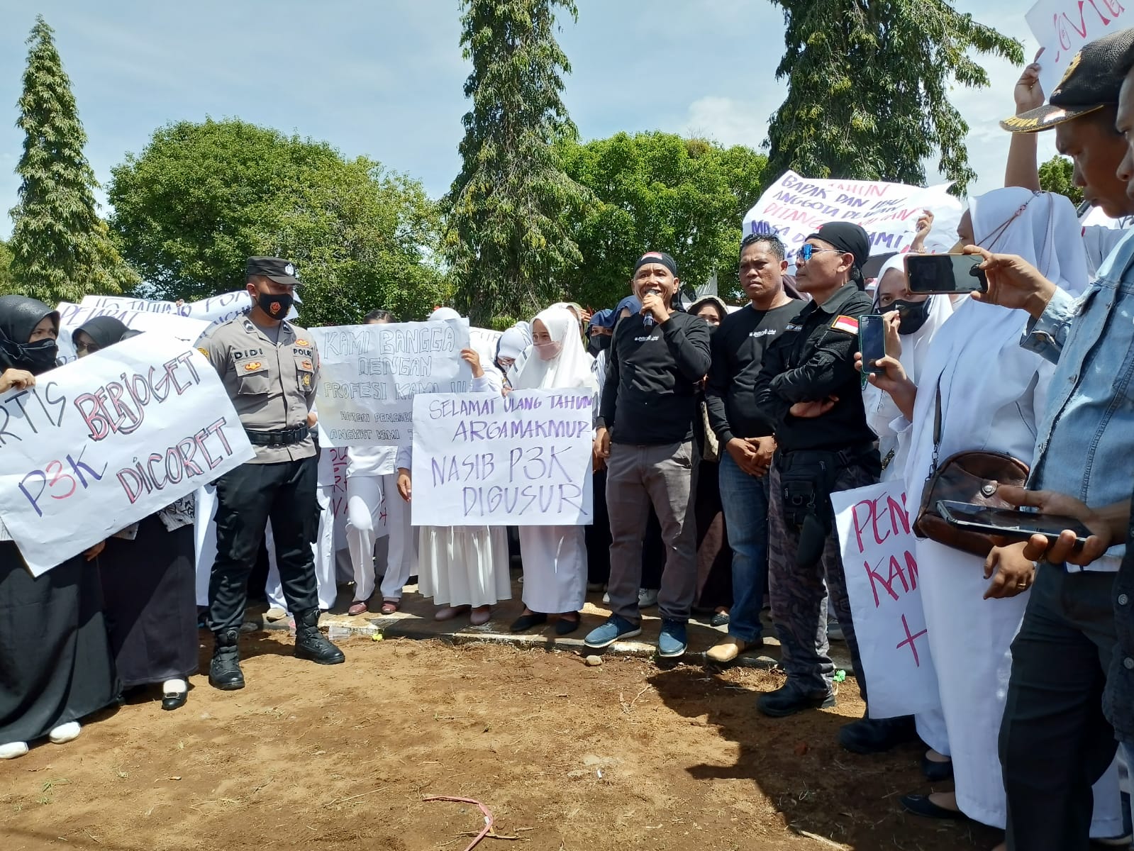  Ratusan Honorer Guru dan Nakes Unjuk Rasa di Kantor DPRD Bengkulu Utara