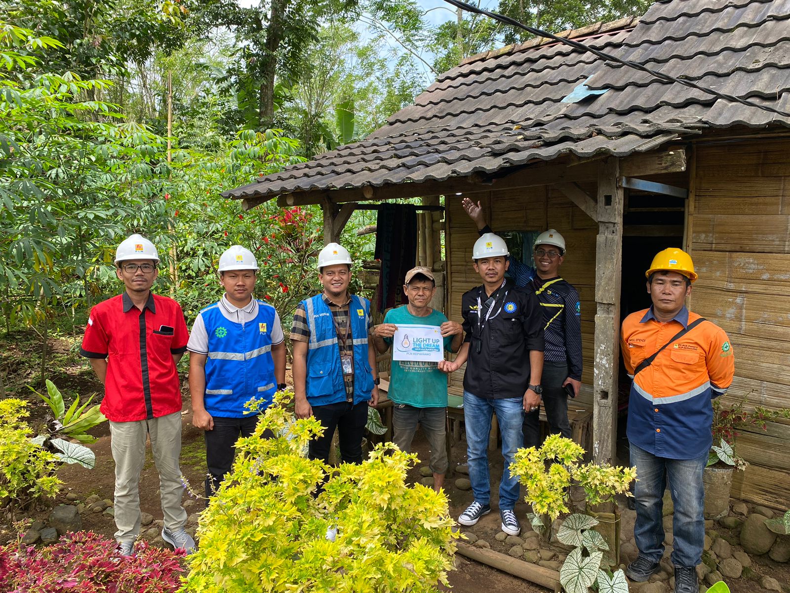 Program Light Up The Dream PLN ULP Kepahiang, Nyalakan Cahaya Kebahagiaan Bagi Bapak Subani