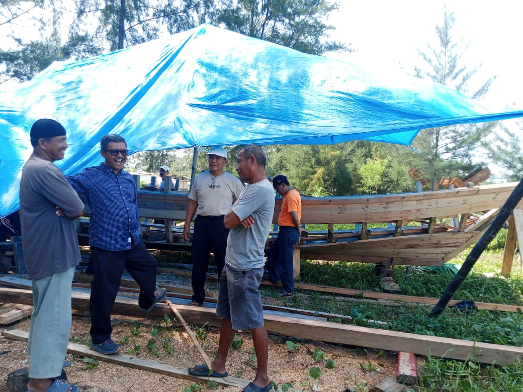 Pasca Ombak Besar, Sukatno Bantu Nelayan di Pantai Pasar Bengkulu