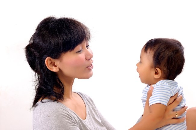 Inilah Pentingnya Berkomunikasi dengan Bayi dan Cara Melakukannya