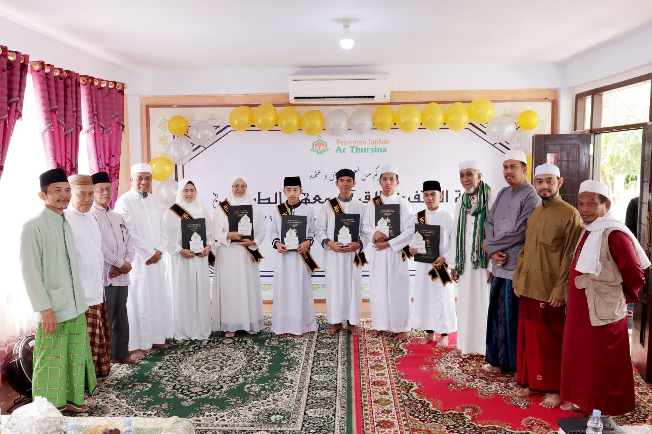 6 Santri Pesantren At Thursina Ini Wisuda Tahfidz Qur'an