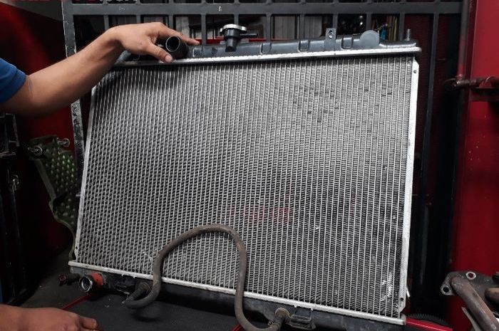 Radiator Mobil Bocor? Jangan Diservice, Ini Bahayanya