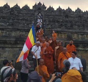 Puluhan Biksu Thudong Akhirnya Tiba di Candi Borobudur