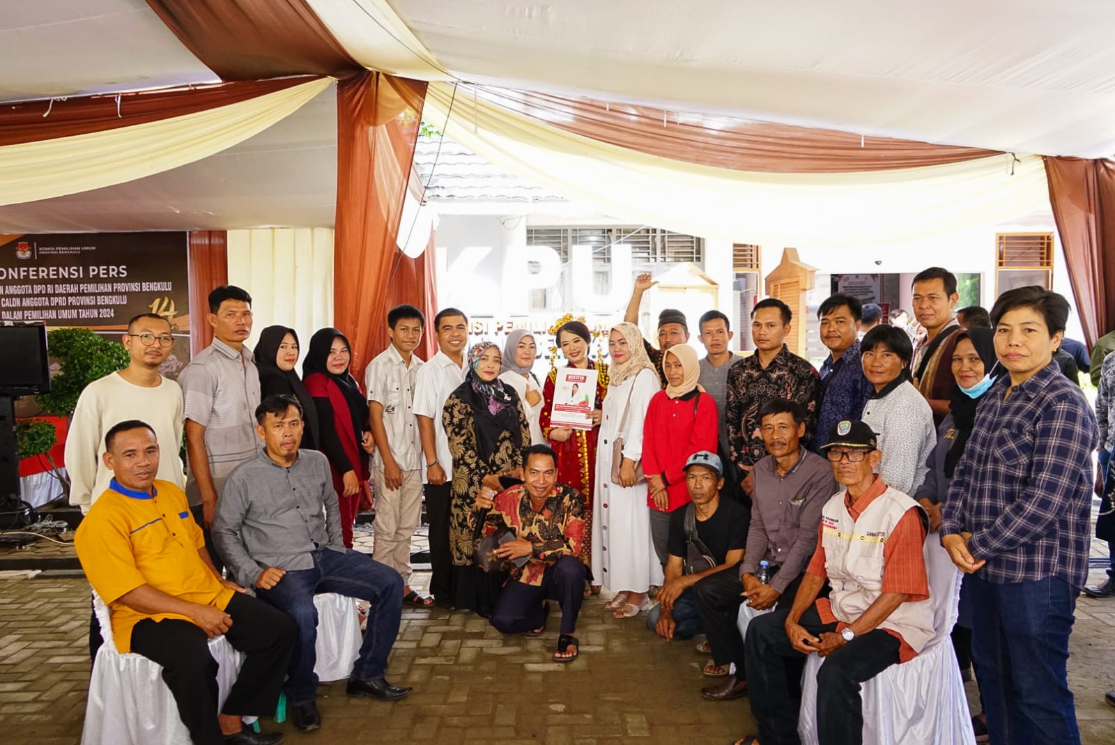 Kompak, Ratusan Masyarakat Antar Destita Daftar DPD RI ke KPU Provinsi Bengkulu