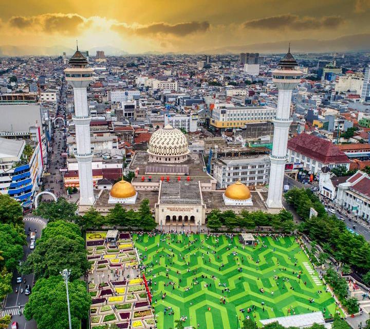 Masjid Raya Bandung, Destinasi Wisata Religius dengan Fasilitas dan Sarana Terlengkap di Bandung   