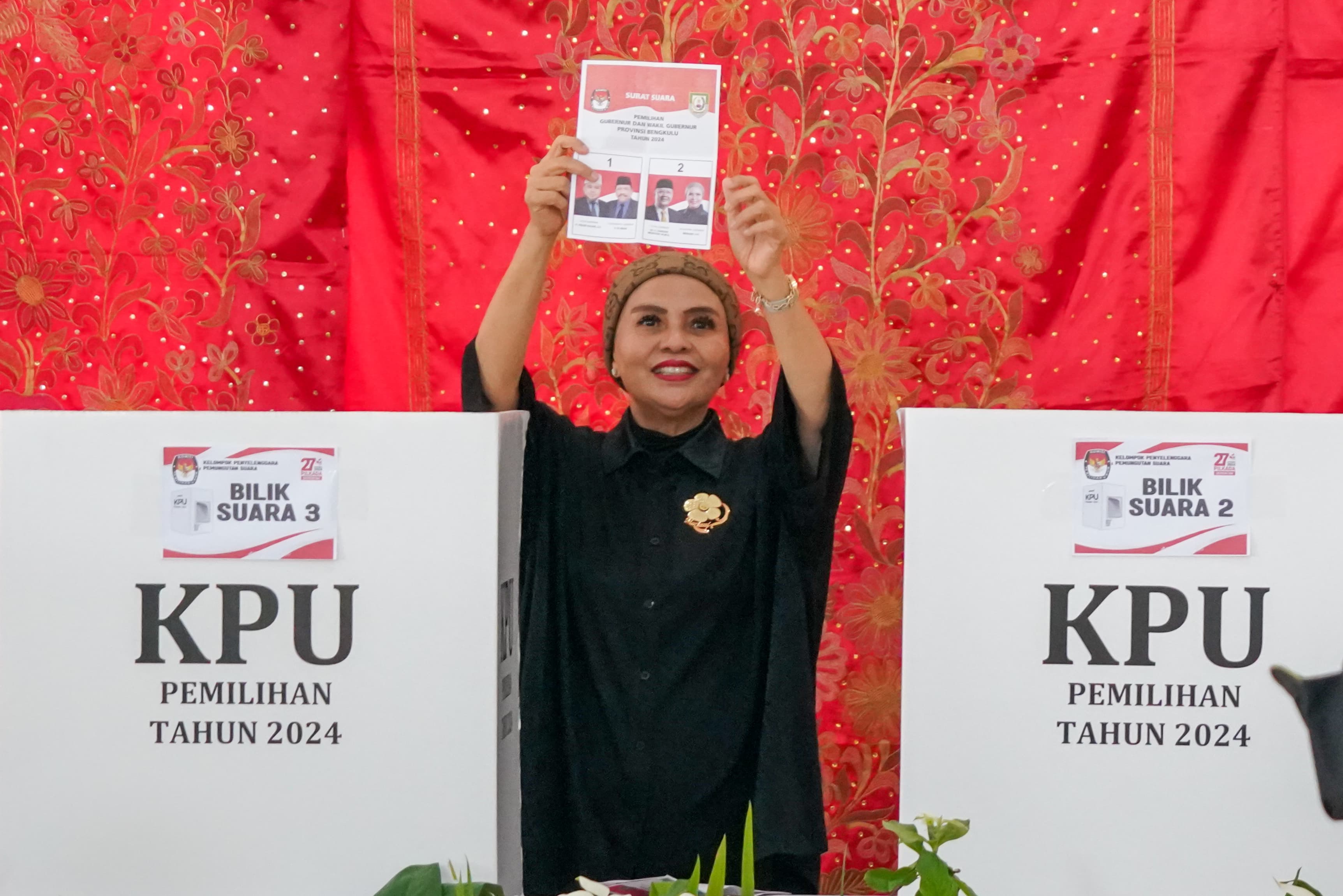 Cawagub Bengkulu Meriani Nyoblos di TPS 02,  Tetap Optimis Raih Kemenangan 