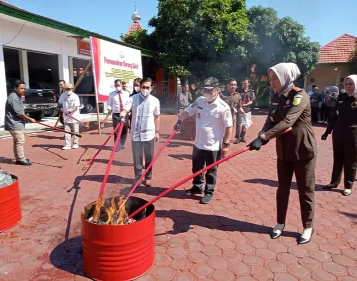 Kejari Mukomuko Eksekusi Pemusnahan Barang Bukti dari Berbagai Kasus Kejahatan