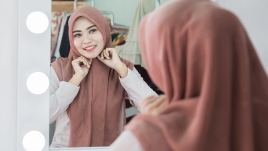 Ingin Terlihat Cantik Saat Berdandan di Depan Cermin? Baca Doa Ini