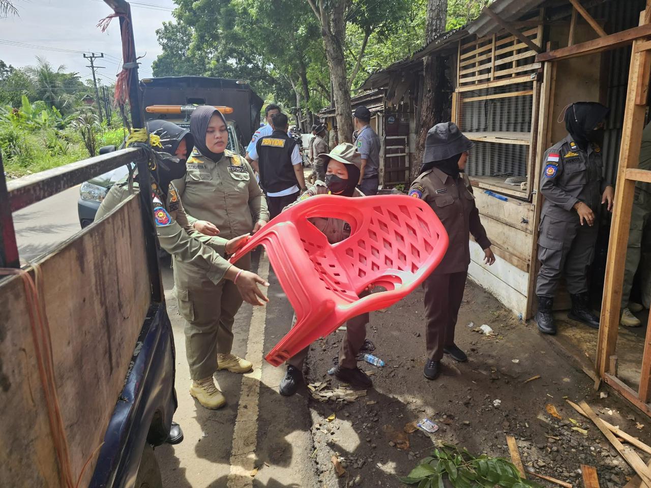 Bangunan Liar yang Berjejer Nempel di Pagar Indomarco Dibongkar Satpol PP