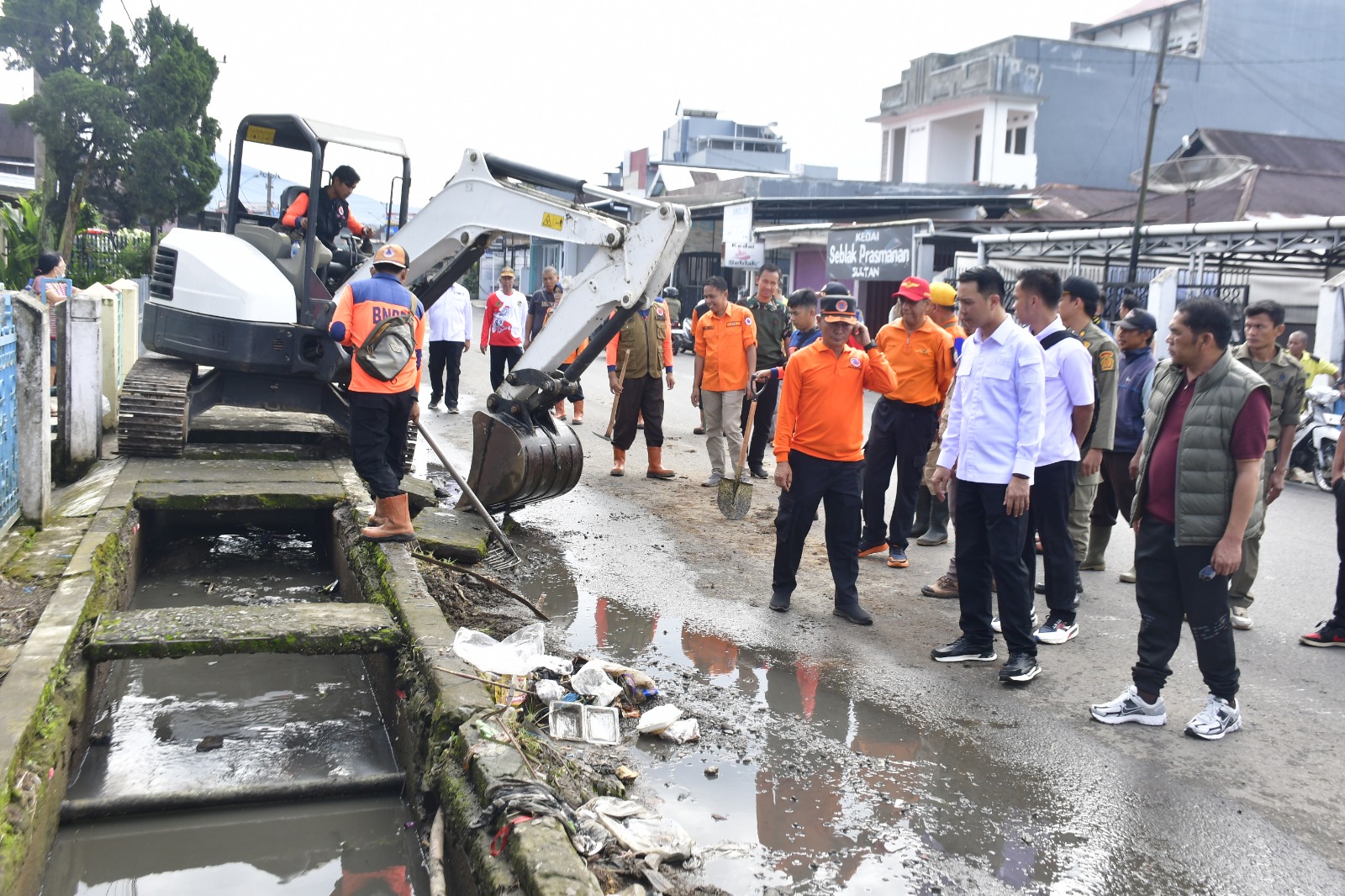 Bupati Rejang Lebong Pantau Pengurasan Siring Rawan Banjir di Jalan Baru Curup